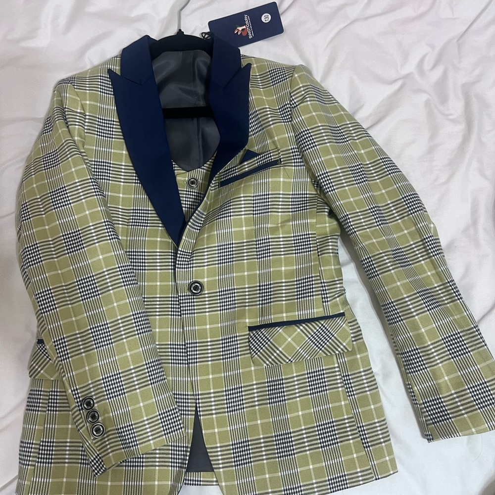 Boys suit fits size 8 to 10 new with tag it’s 4 piece